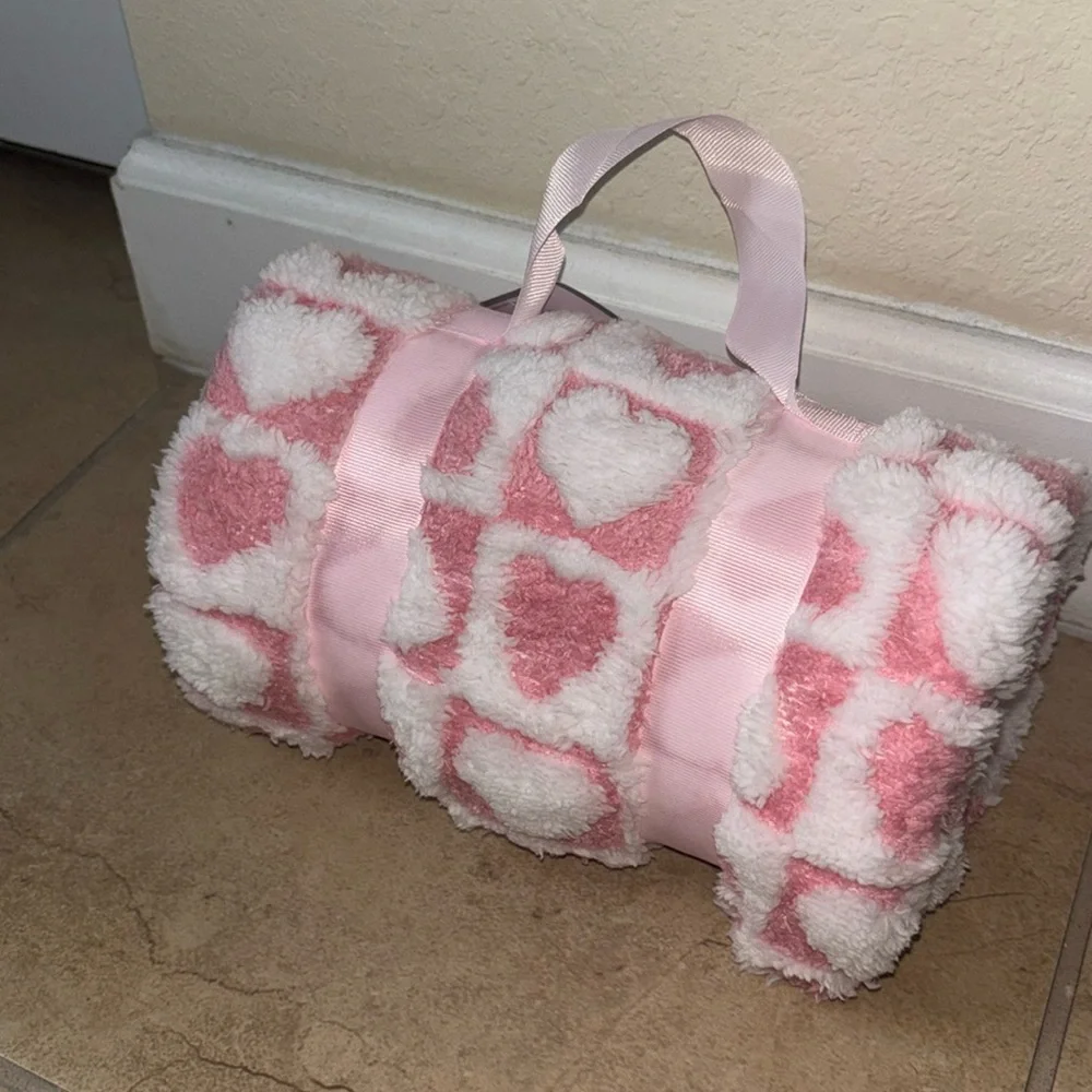 NWT pink and white Heart Blanket 50 in x 60 in - Picture 3 of 4